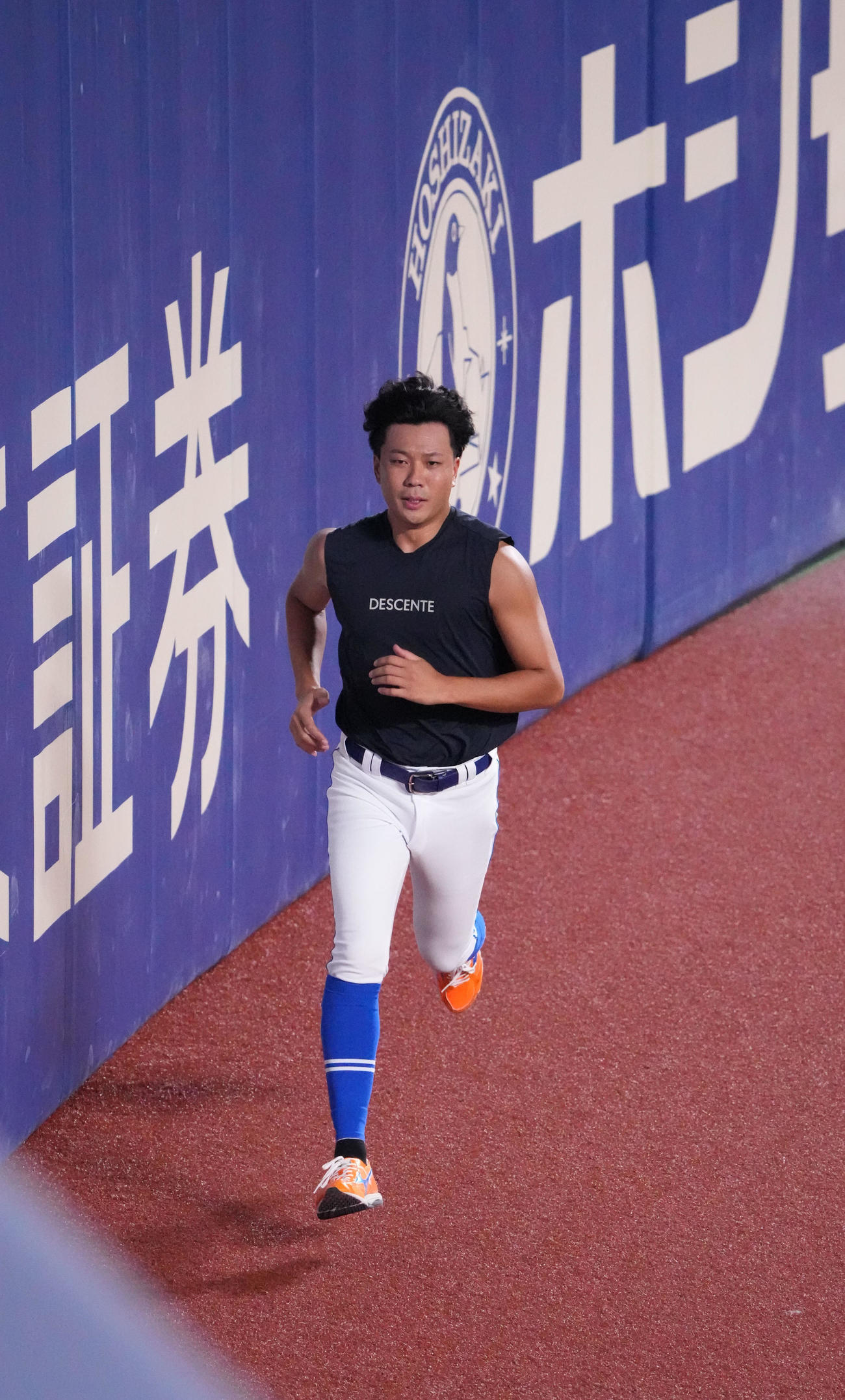 外野フェンス沿いをランニングする大野（撮影・森本幸一）