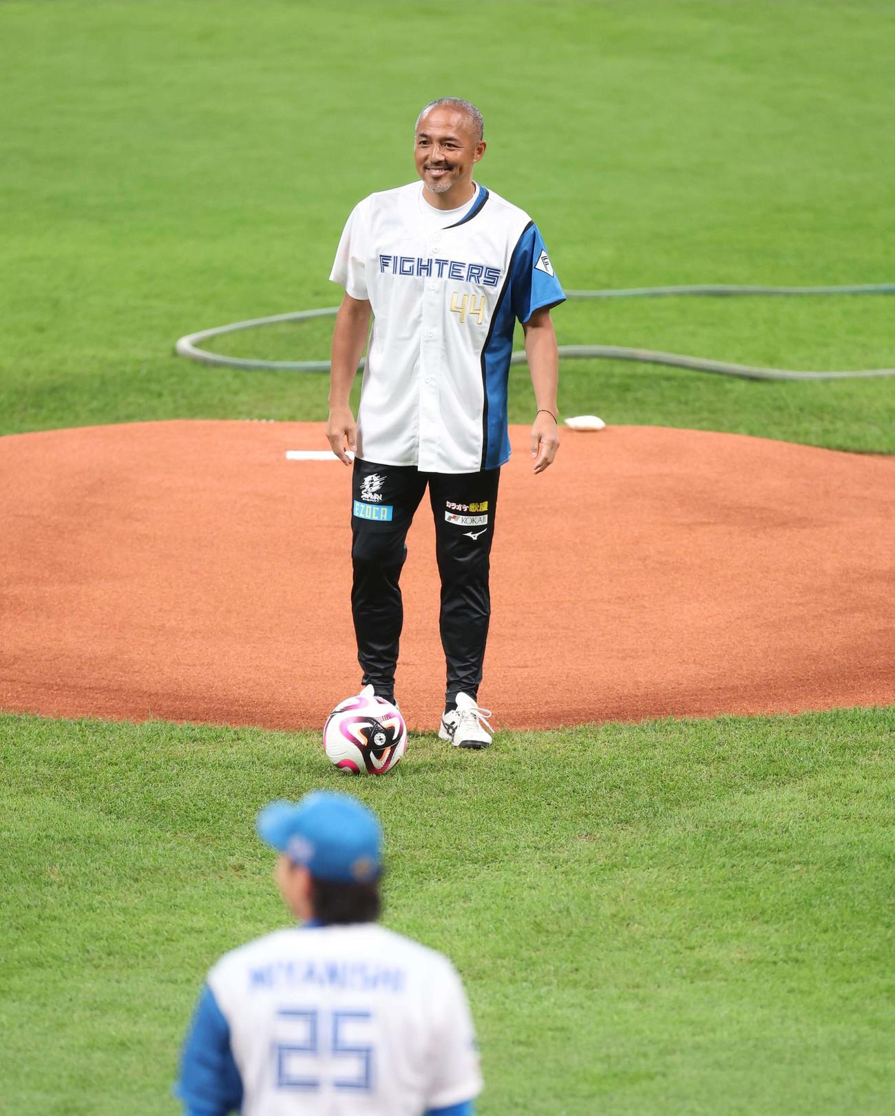日本ハム対ロッテ　ファーストピッチセレモニーでボールを宮西に蹴り込む札幌の小野氏（撮影・黒川智章）