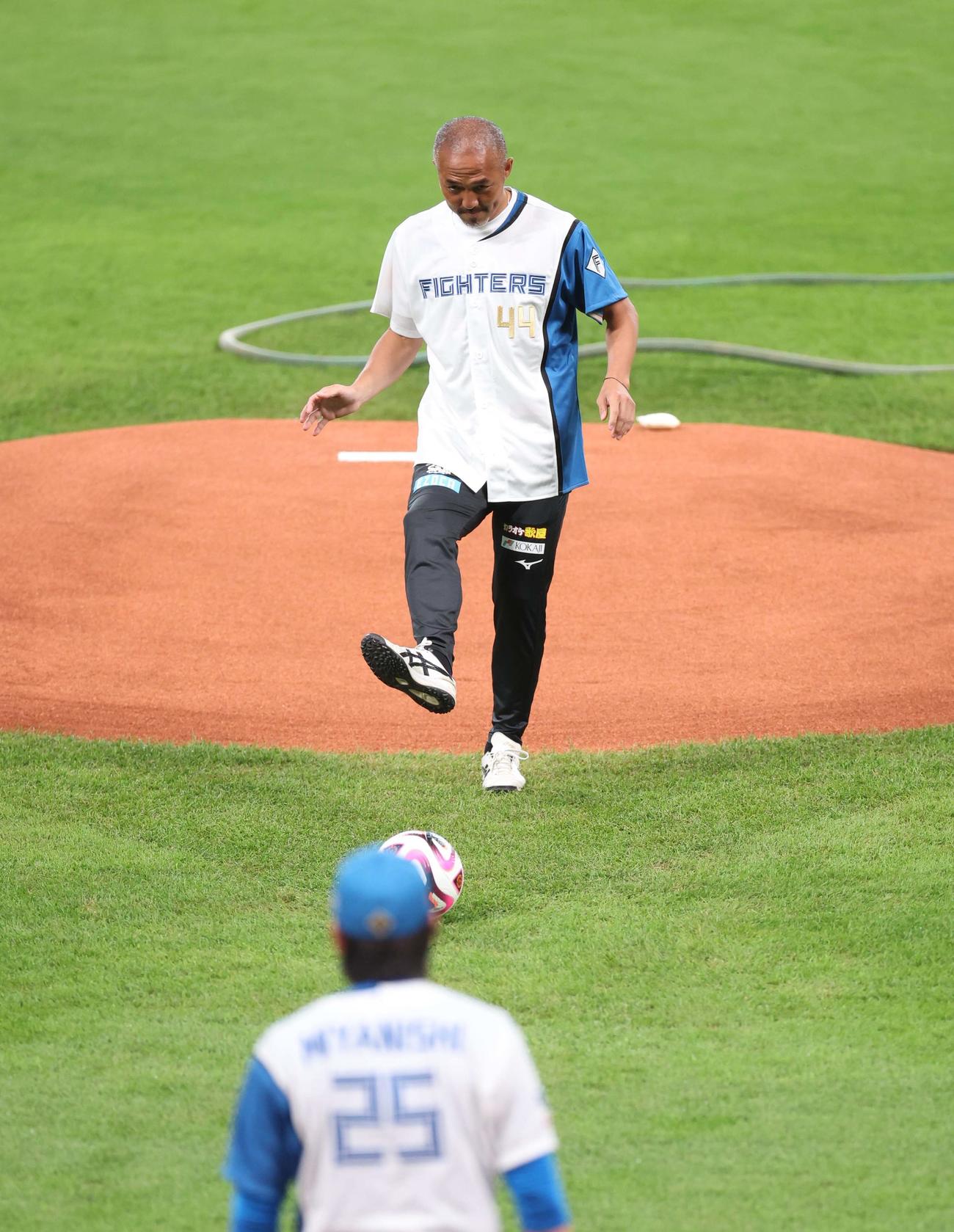 日本ハム対ロッテ　ファーストピッチセレモニーでボールを宮西に蹴り込む札幌の小野氏（撮影・黒川智章）