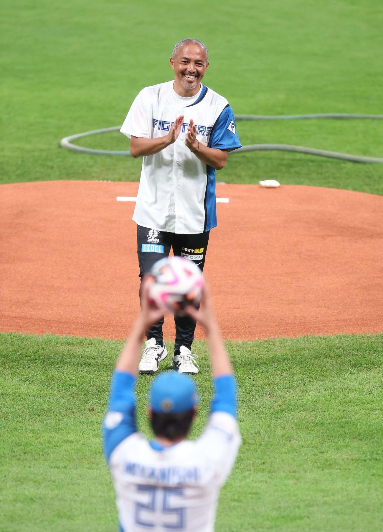 日本ハム対ロッテ　ファーストピッチセレモニーでボールを宮西に蹴り込む札幌の小野氏（撮影・黒川智章）