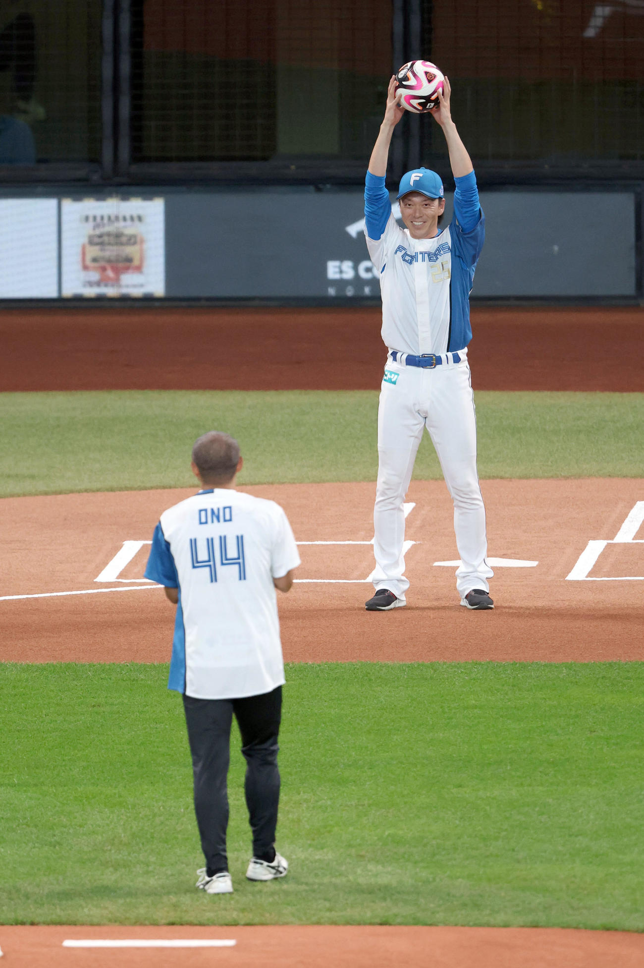 日本ハム対ロッテ　試合前、ファーストピッチセレモニーで小野氏（左手前）からのボールを受け取る宮西（撮影・佐藤翔太）