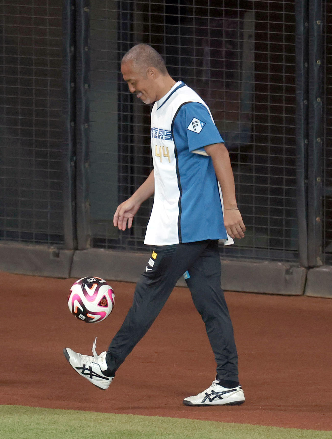 日本ハム対ロッテ　試合前、リフティングしながら登場する小野氏（撮影・佐藤翔太）