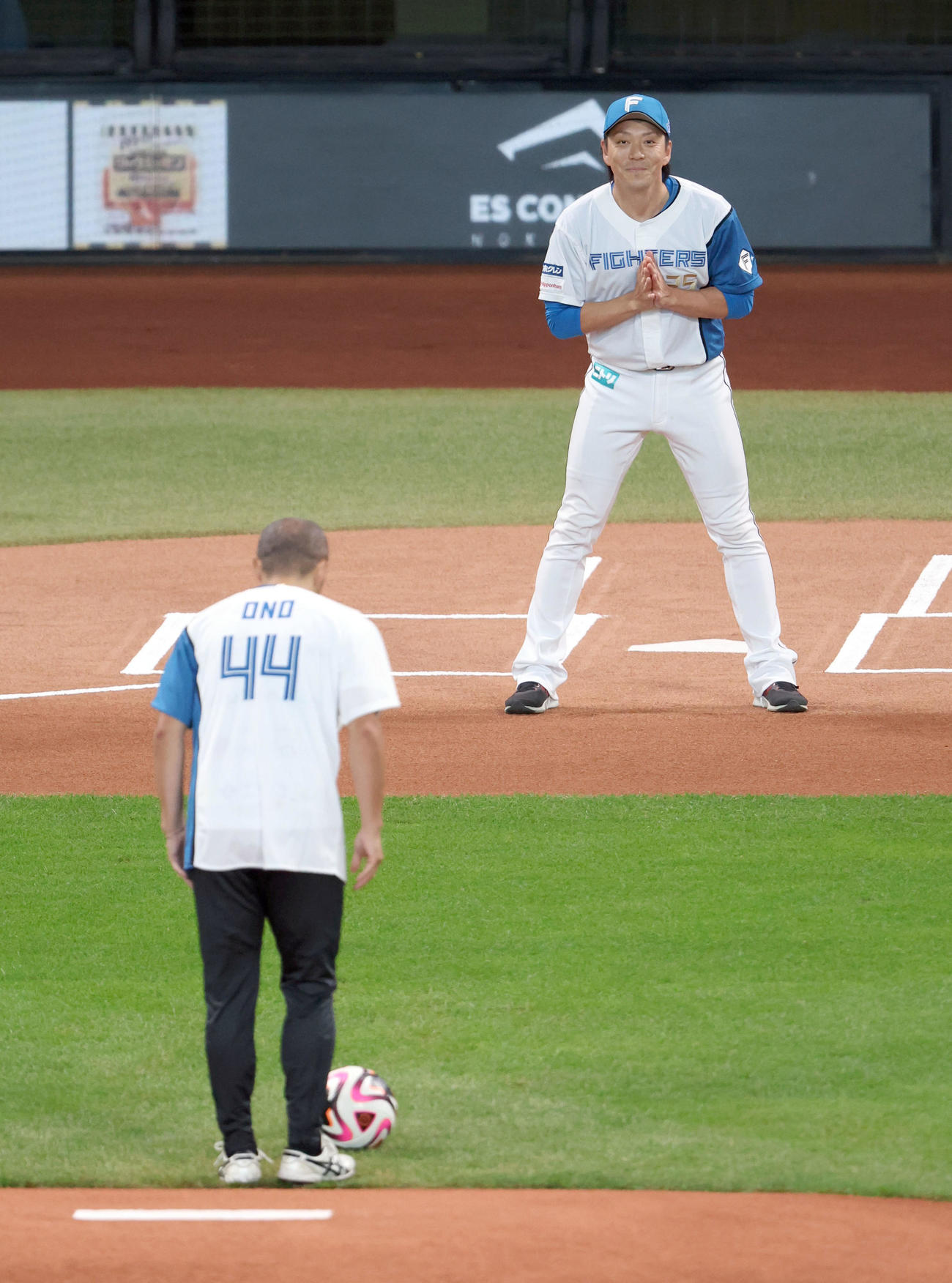日本ハム対ロッテ　試合前、ファーストピッチセレモニーで小野氏（左手前）からのボールを受け取る宮西（撮影・佐藤翔太）