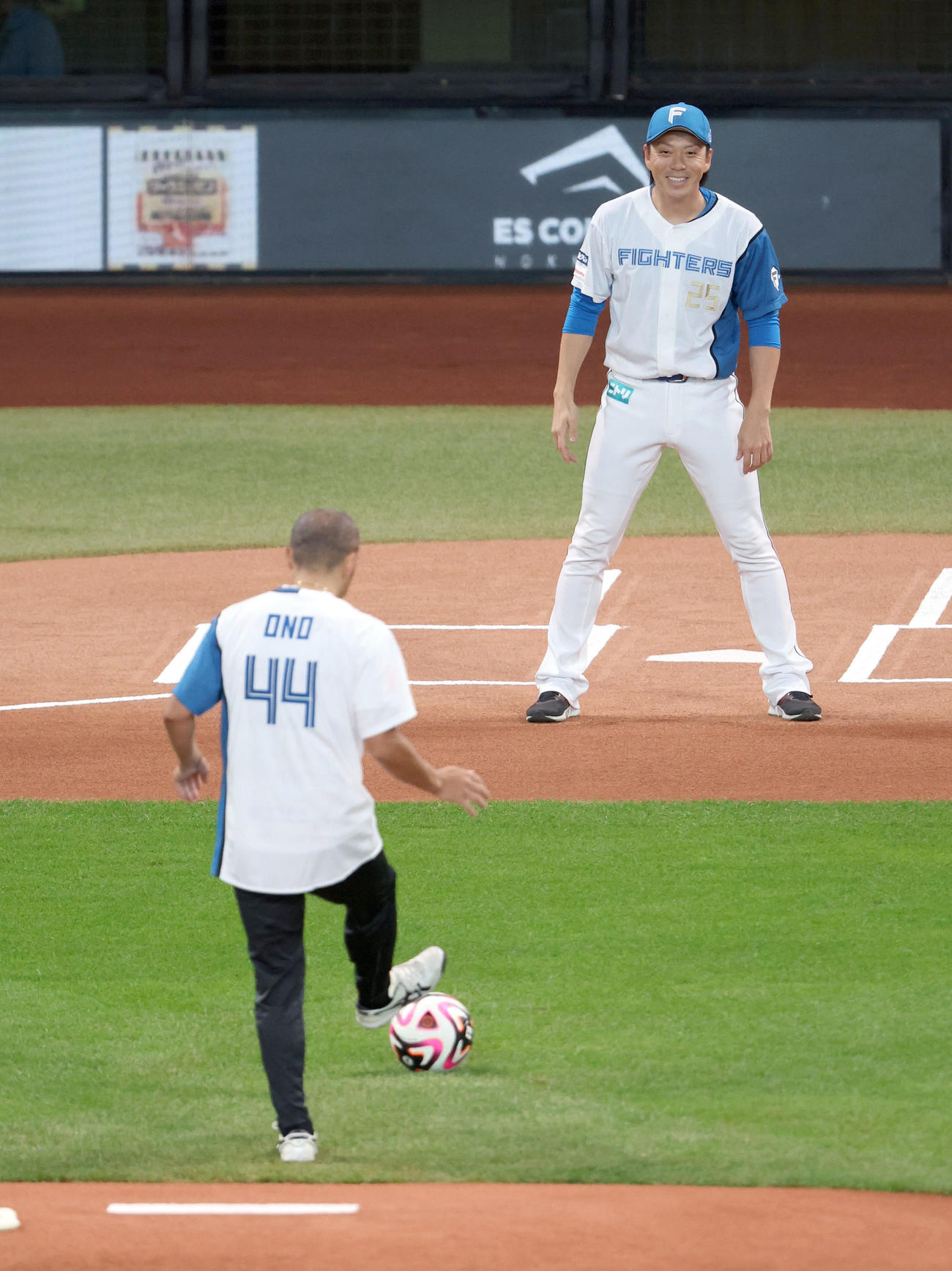 日本ハム対ロッテ　試合前、ファーストピッチセレモニーで小野氏（左手前）からのボールを受け取る宮西（撮影・佐藤翔太）