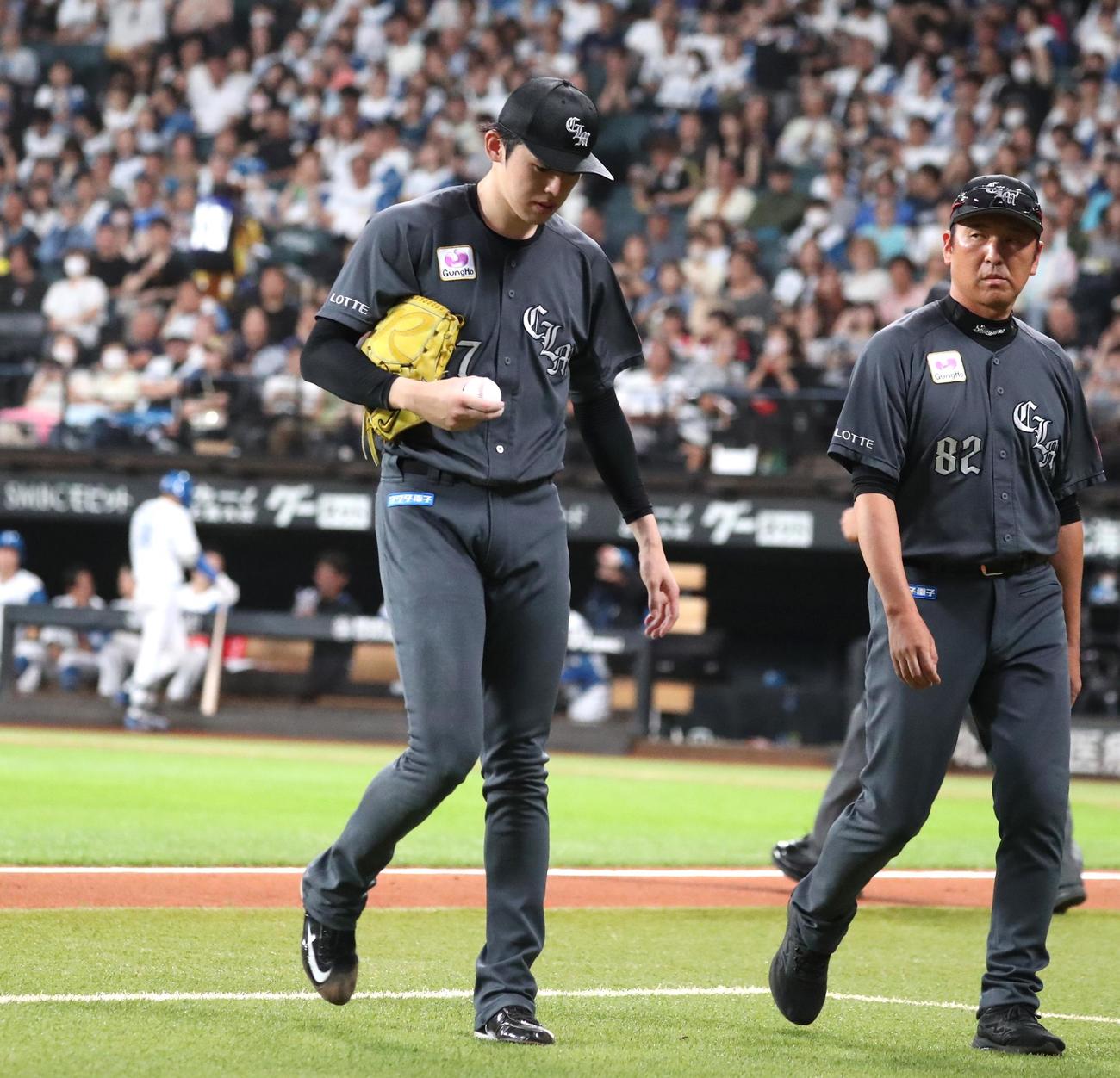 日本ハム対ロッテ　2回裏日本ハム1死、浅間の打球が足に当たり治療後、マウンドに戻るも降板する佐々木（撮影・黒川智章）
