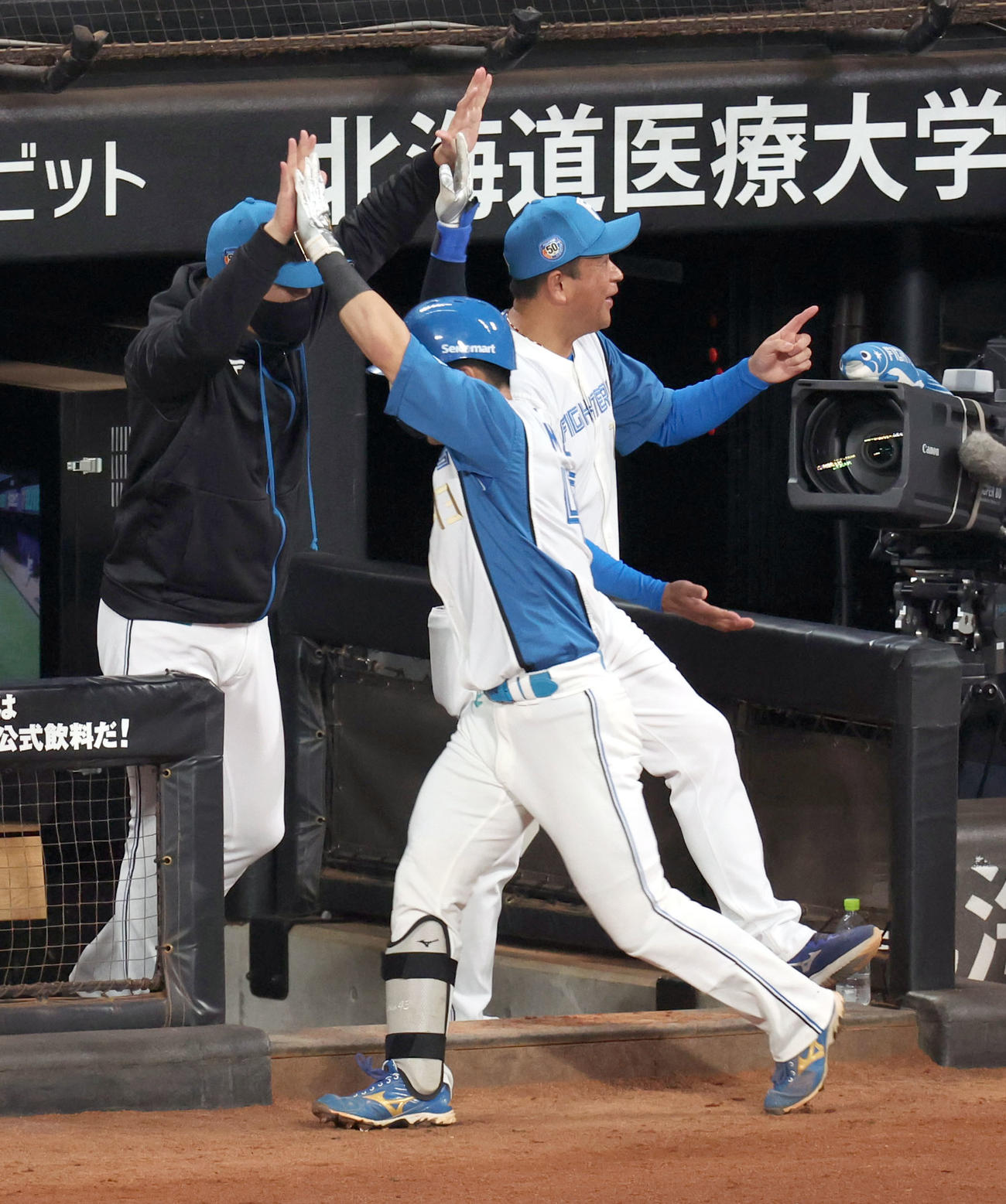 日本ハム対ロッテ　3回裏日本ハム無死一塁、新庄監督（左）は右越え2点本塁打を放った水野をハイタッチで出迎える（撮影・佐藤翔太）