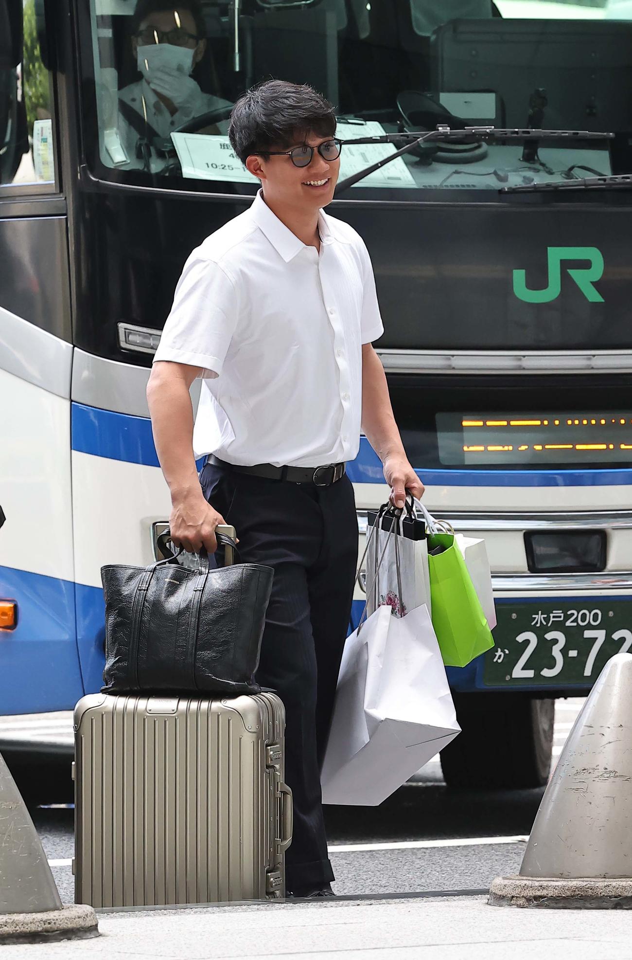 名古屋へ移動する森下（撮影・上田博志）