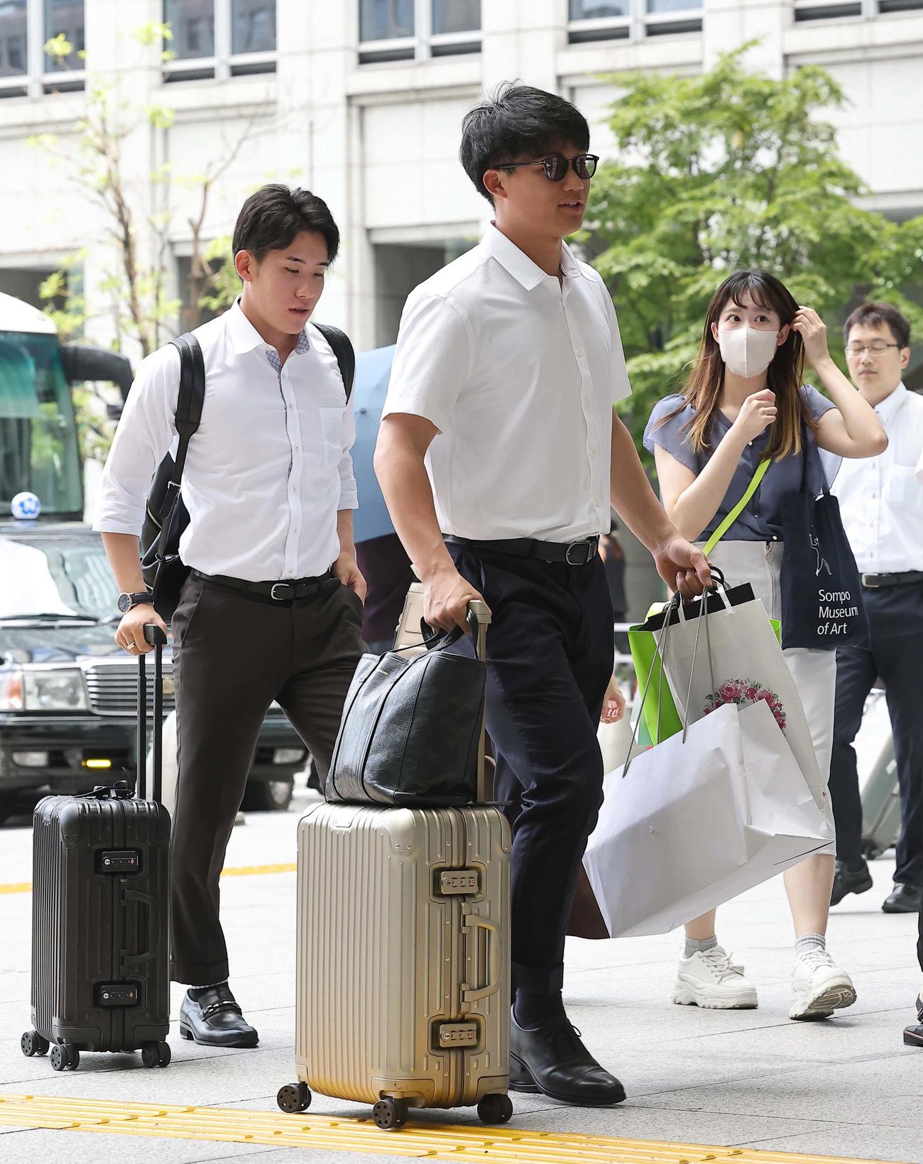 名古屋へ移動する森下（右）と富田（撮影・上田博志）