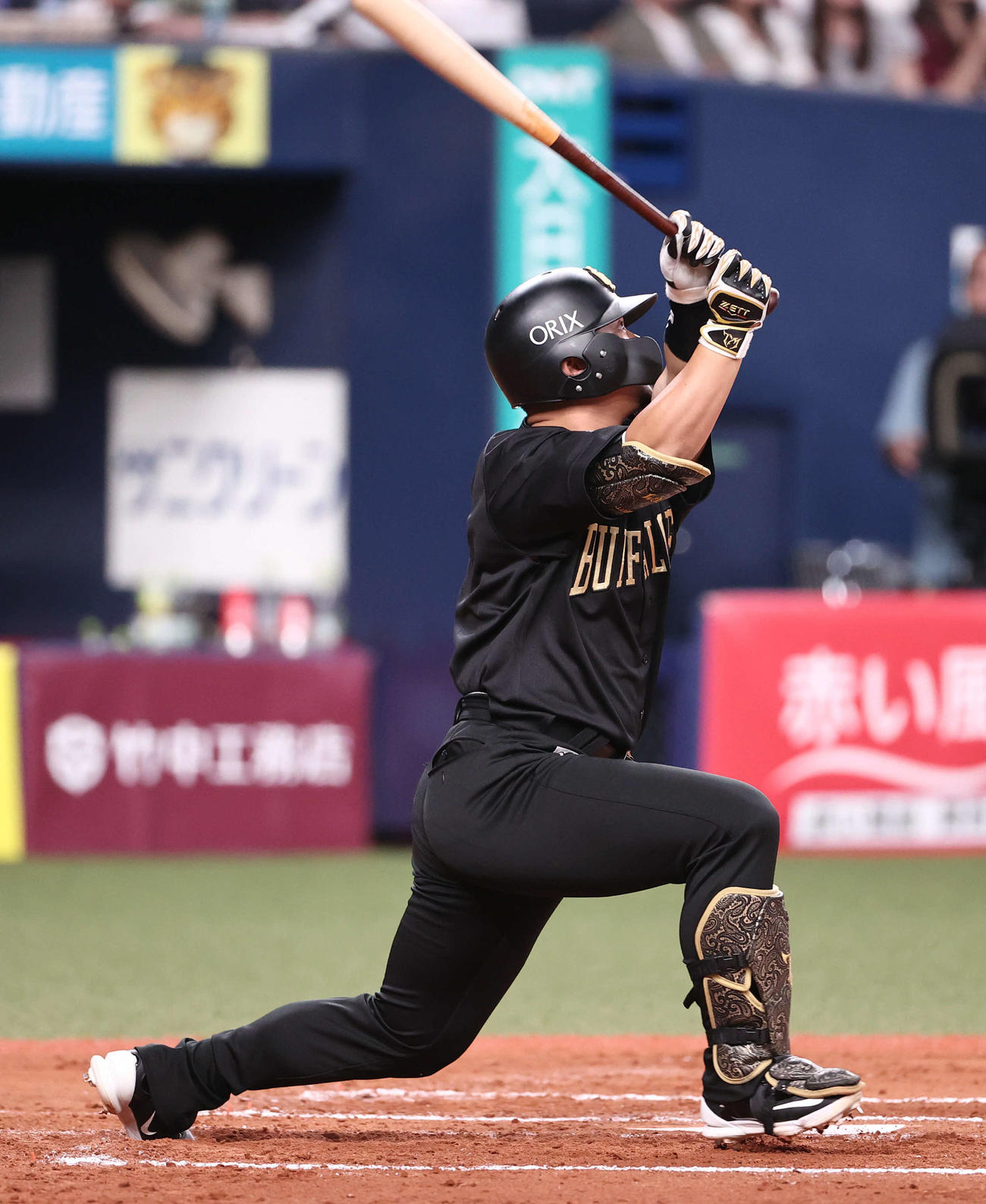 オリックス対楽天　6回裏オリックス1死一塁、森は中堅に大飛球を放つ（撮影・西尾就之）