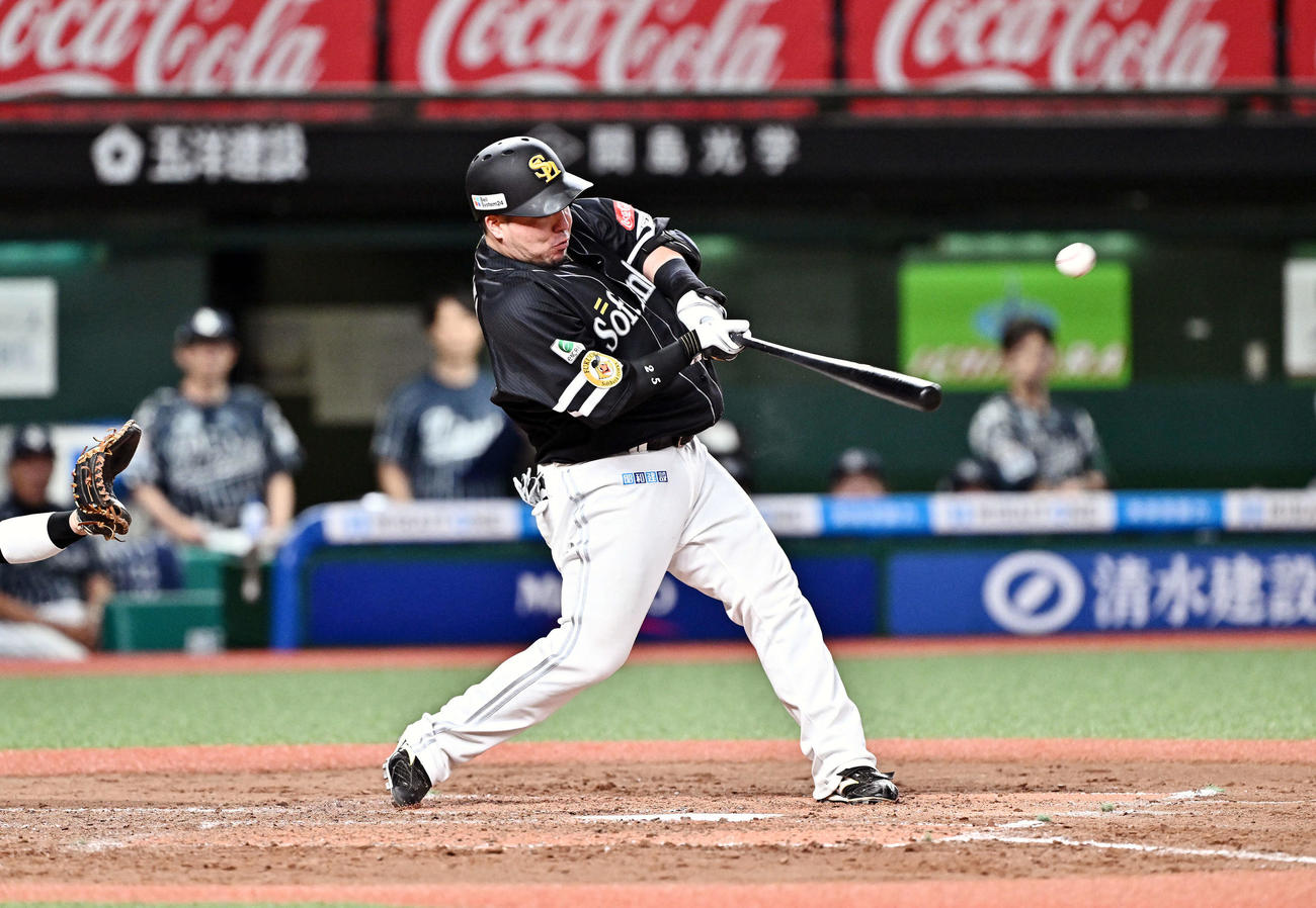 西武対ソフトバンク　5回表ソフトバンク1死二塁、山川は左越え2点本塁打を放つ（撮影・滝沢徹郎）