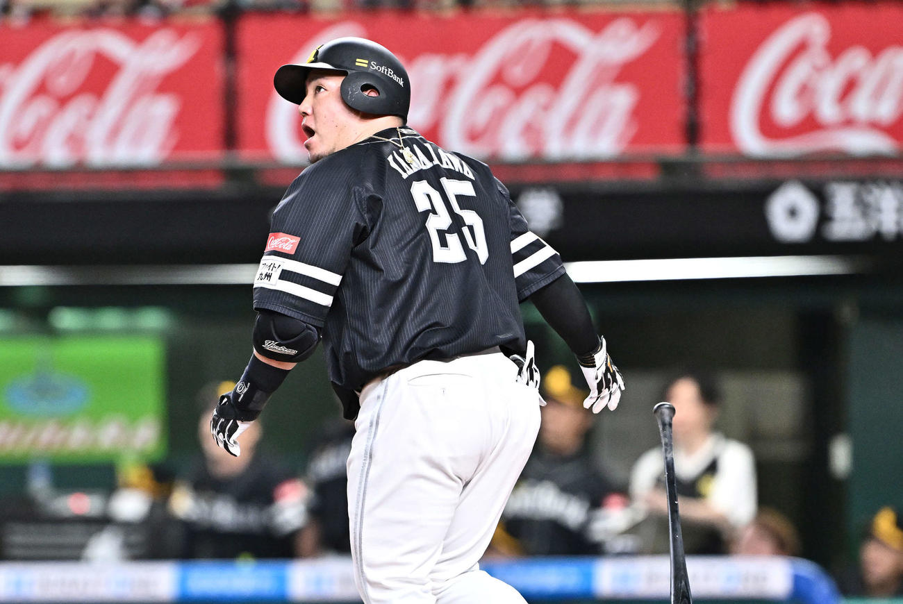 西武対ソフトバンク　1回表ソフトバンク2死一塁、山川は先制の左越え2点本塁打を放つ（撮影・滝沢徹郎）