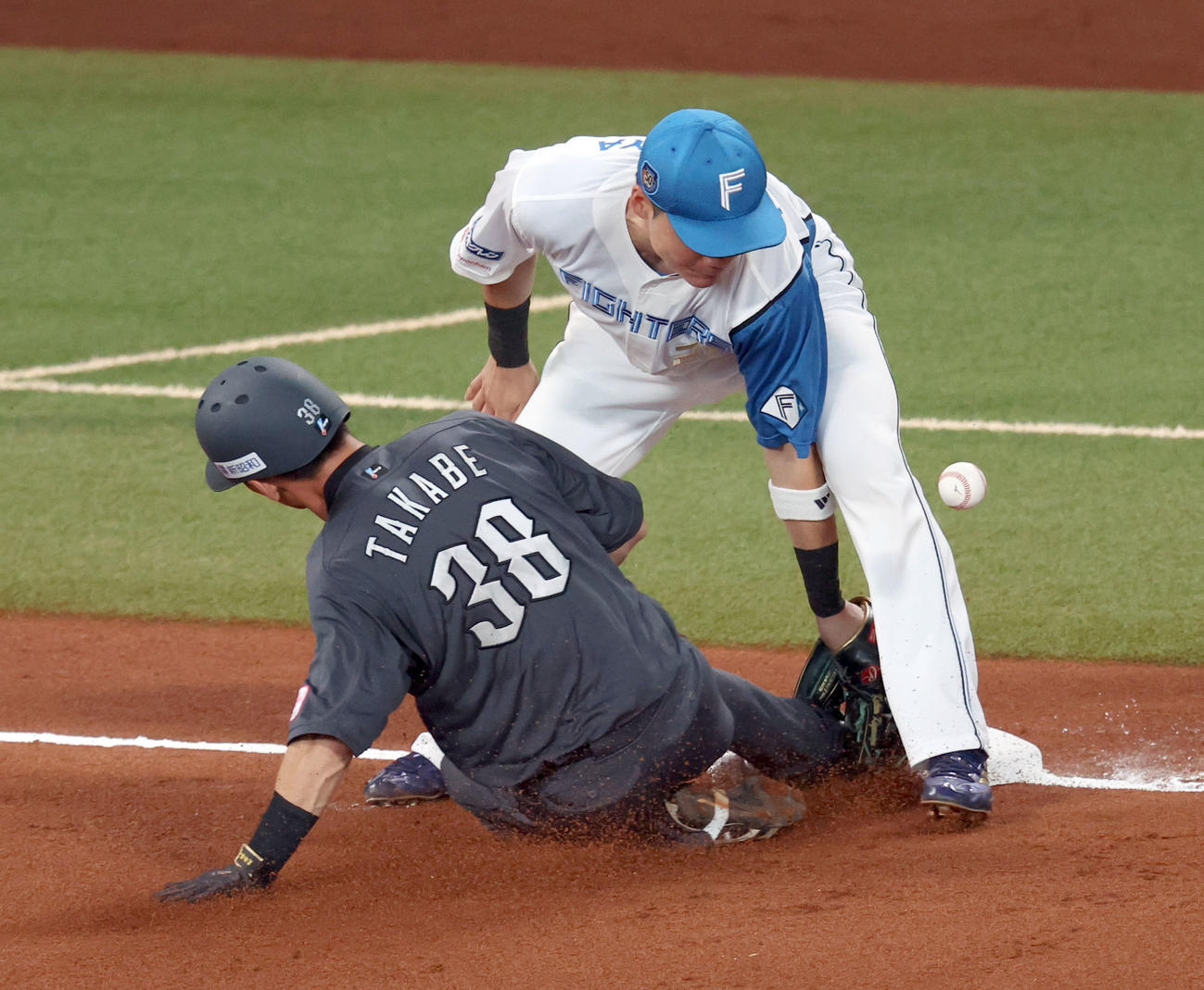 日本ハム対ロッテ　1回表ロッテ2死一、二塁、高部は三盗を決める（撮影・佐藤翔太）
