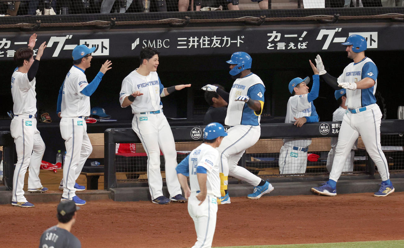 日本ハム対ロッテ　3回裏日本ハム2死一、二塁、右越え3点本塁打を放ち清宮（中央左）と「キヨダンス」を踊るレイエス（撮影・佐藤翔太）