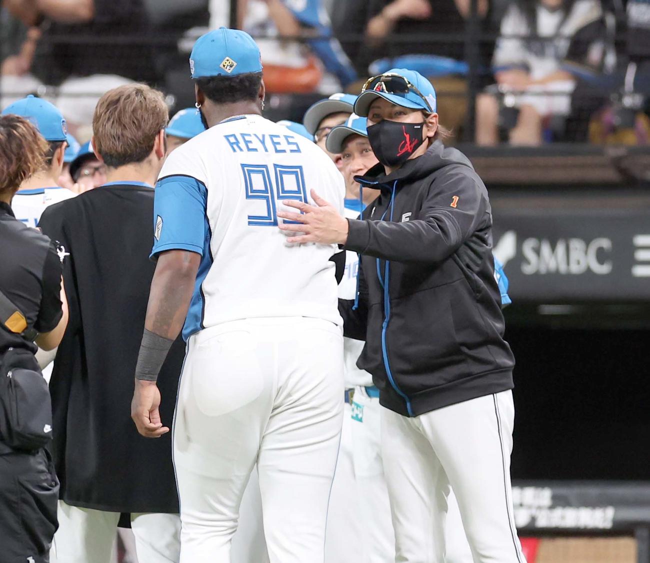 日本ハム対ロッテ　試合後、ナインを出迎える新庄監督（撮影・黒川智章）