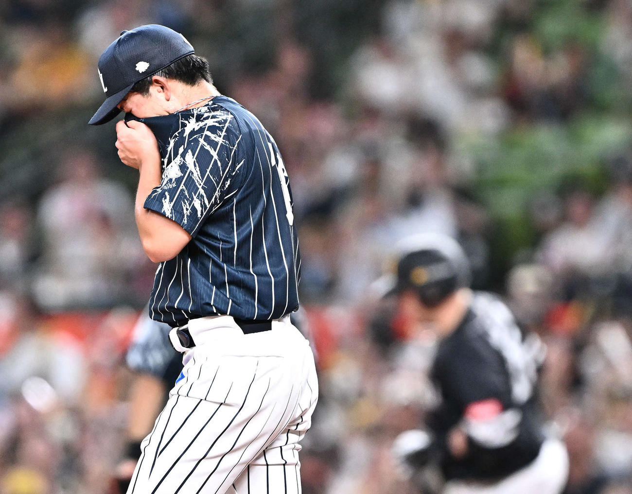 西武対ソフトバンク　1回表ソフトバンク2死一塁、山川（後方）に先制2点本塁打を許す与座（撮影・滝沢徹郎）