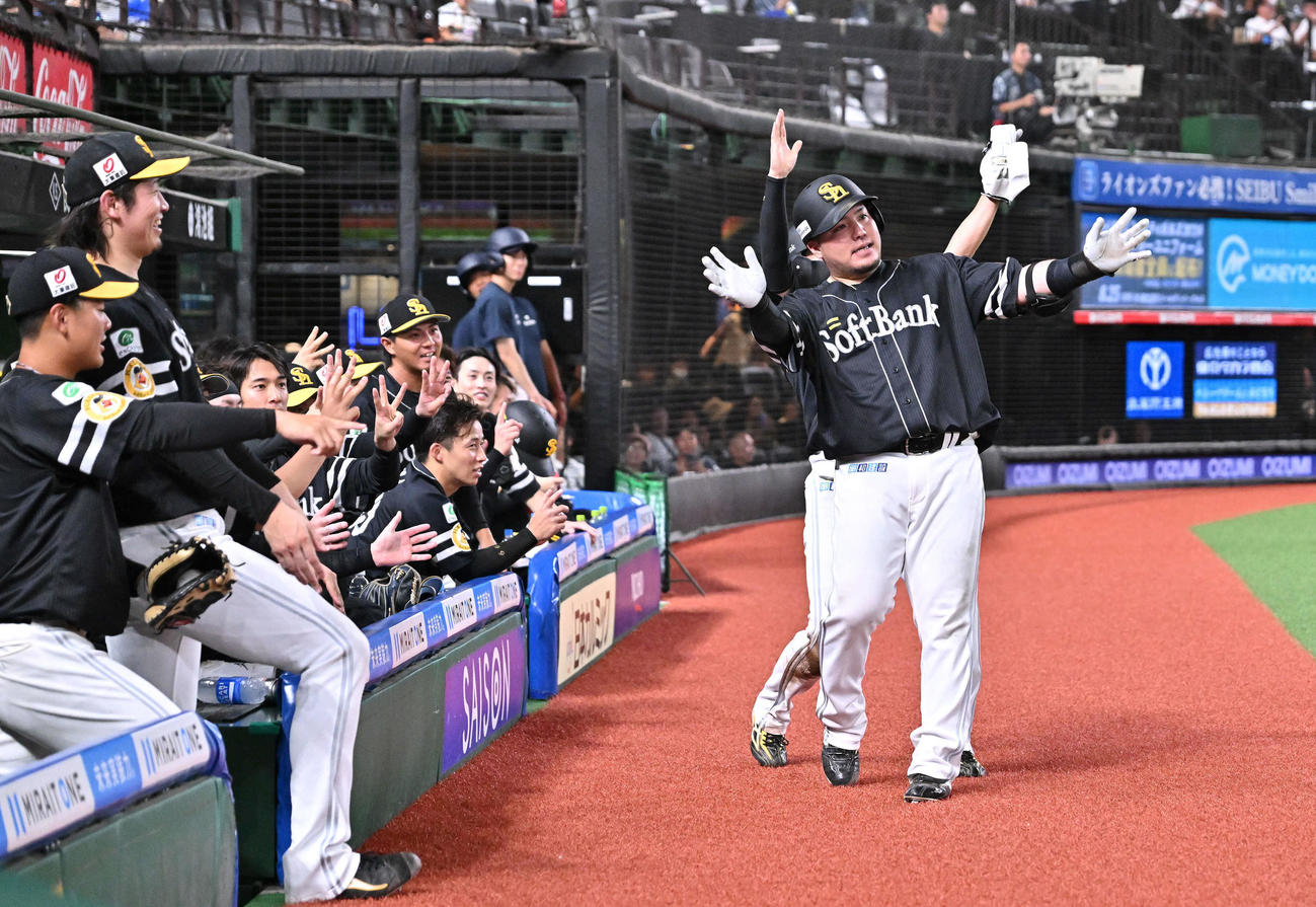 西武対ソフトバンク　7回表ソフトバンク1死三塁、この日3本目となる2点本塁打を放った山川（右手前）はどすこいポーズを決める（撮影・滝沢徹郎）