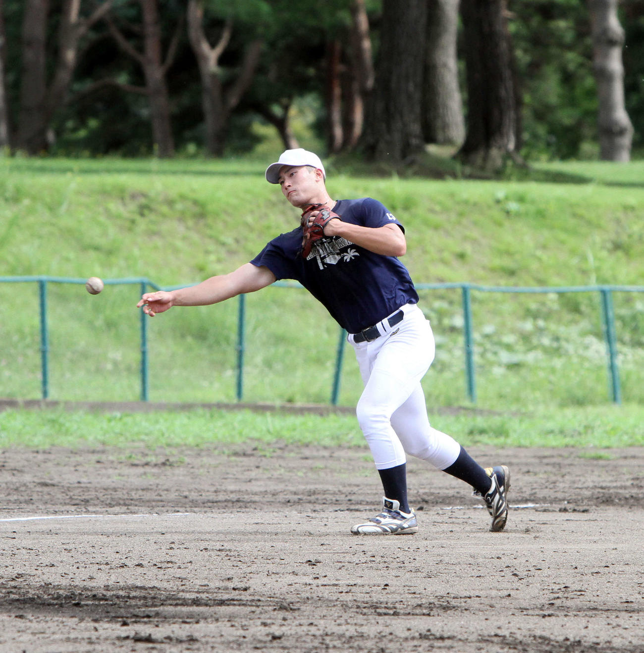 ノックを受けホームへ送球する八戸学院大・小林主将（撮影・木村有優）
