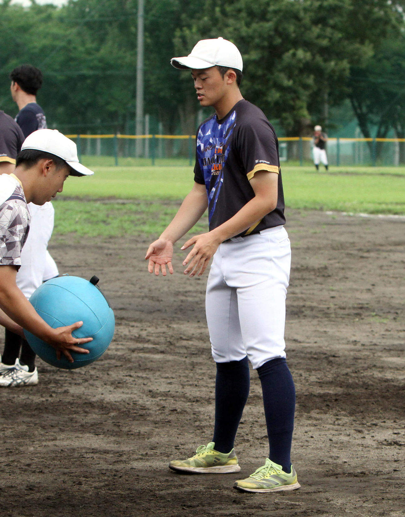 投手トレーニングをサポートする八戸学院大・柳沼さん（撮影・木村有優）