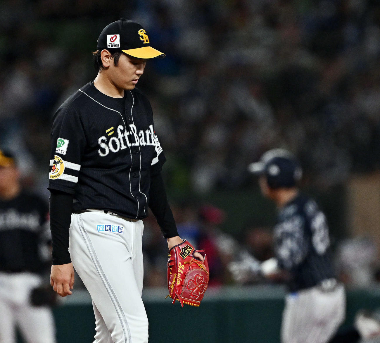 西武対ソフトバンク　3回裏西武無死、古賀（後方）にソロ本塁打を許す石川（撮影・滝沢徹郎）