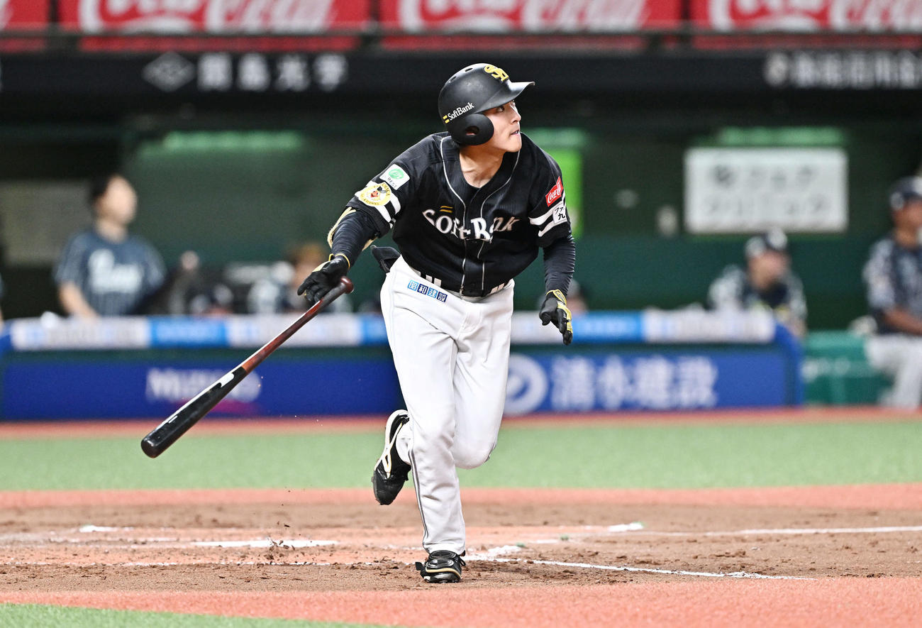 西武対ソフトバンク　3回表ソフトバンク無死一塁、柳町は中越え2点本塁打を放つ（撮影・滝沢徹郎）