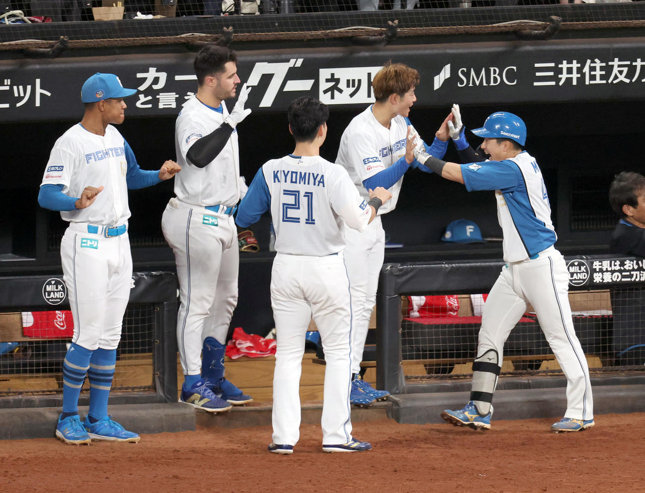 日本ハム対ロッテ　3回裏日本ハム無死一塁、右越え2点本塁打を放った水野（右）はナインに出迎えられる（撮影・佐藤翔太）