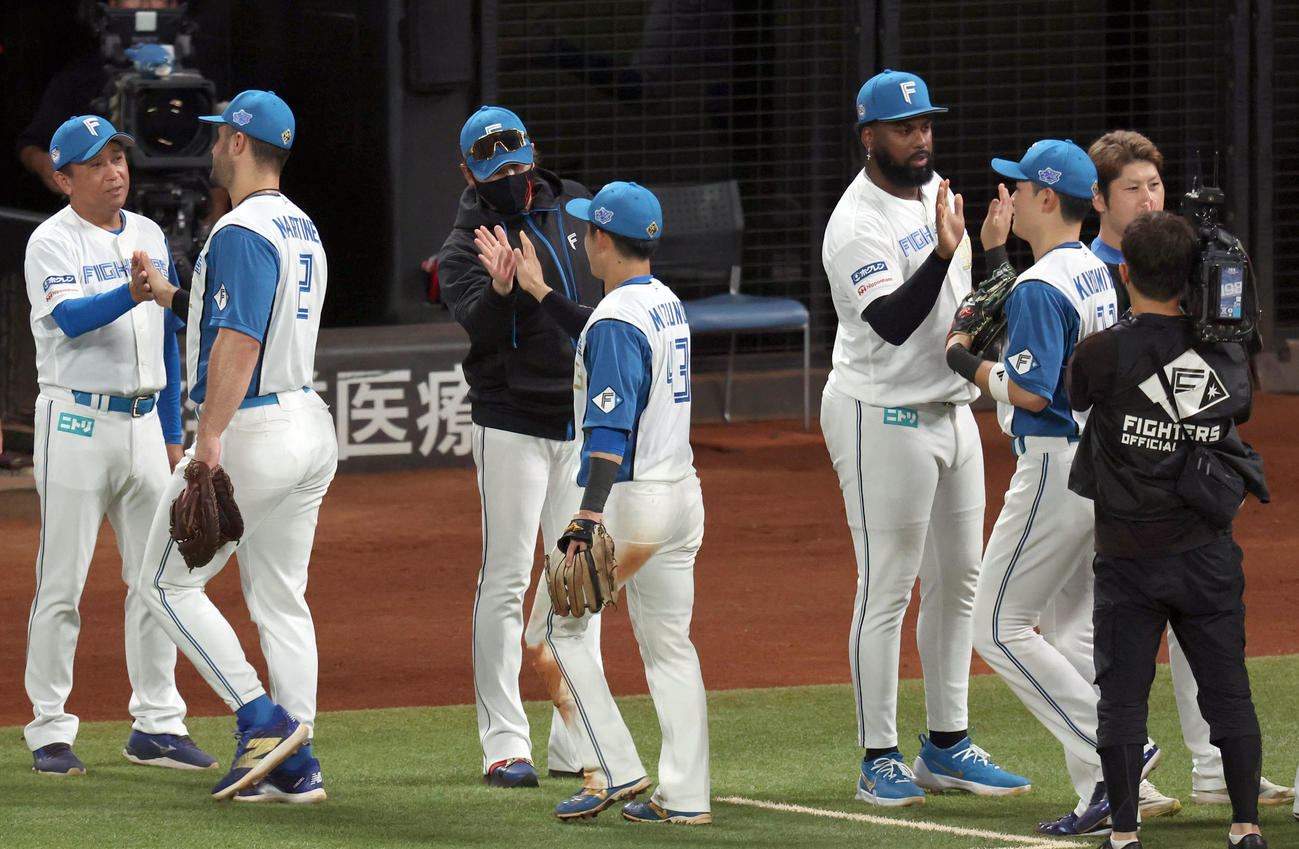 日本ハム対ロッテ　試合終了後、日本ハム新庄監督（中央左）は水野らナインを出迎える（撮影・佐藤翔太）