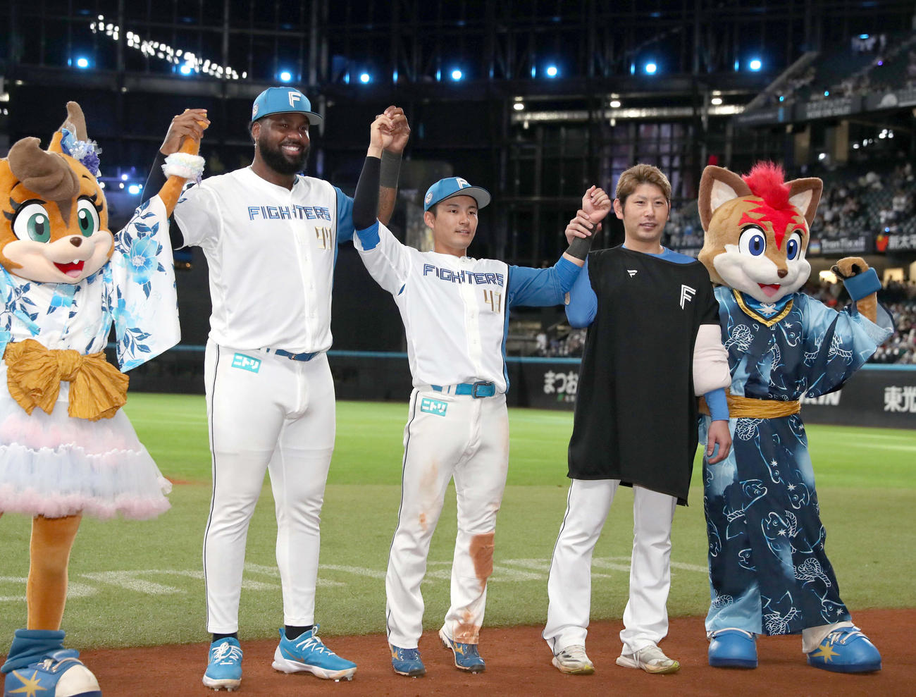日本ハム対ロッテ　試合後、笑顔を見せる左からレイエス、水野、加藤貴（撮影・黒川智章）
