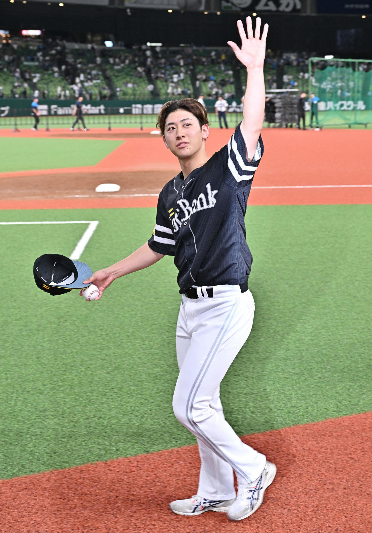 西武対ソフトバンク　試合後、ファンに手を振るプロ初勝利のソフトバンク大山（撮影・滝沢徹郎）