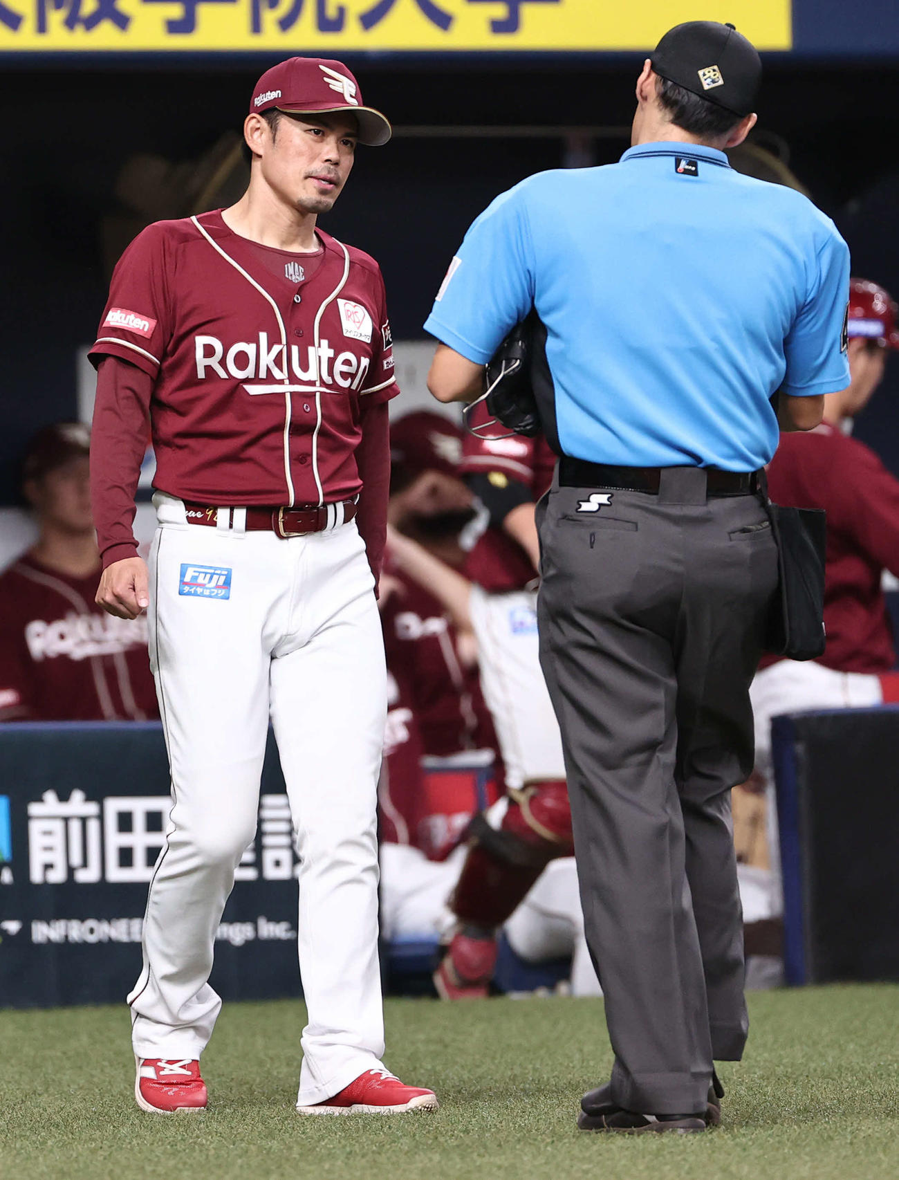 オリックス対楽天　8回の攻撃を終え、楽天今江監督は選手交代を告げる（撮影・西尾就之）