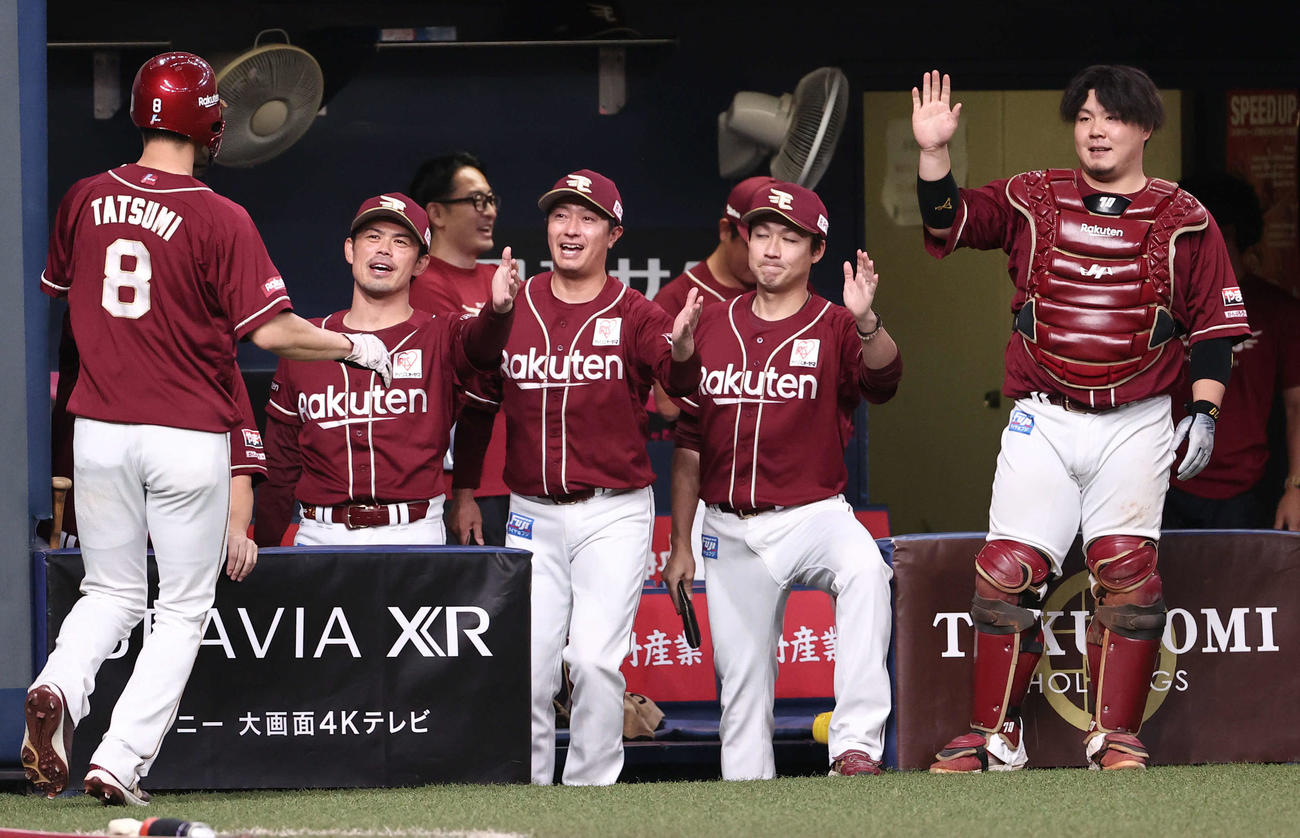 オリックス対楽天　6回表楽天2死一、二塁、鈴木の適時三塁打で生還した辰己を迎える今江監督ら楽天ナイン（撮影・西尾就之）