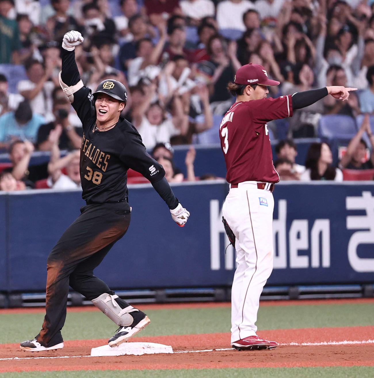 オリックス対楽天　8回裏オリックス2死二塁、来田は左中間に同点適時三塁打を放ちガッツポーズ（撮影・西尾就之）