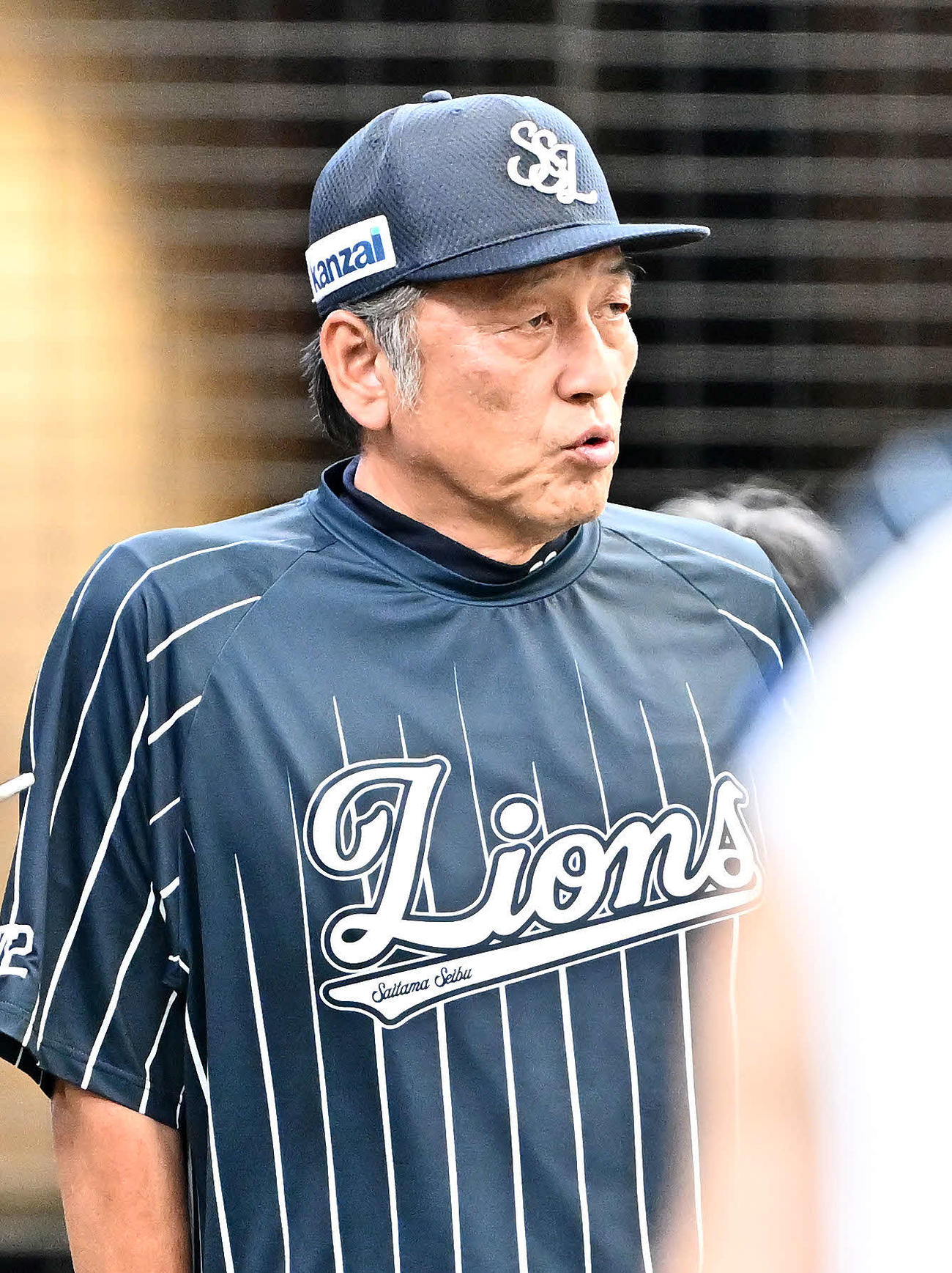西武対ソフトバンク　試合前練習を見守る西武渡辺GM兼監督代行（撮影・滝沢徹郎）