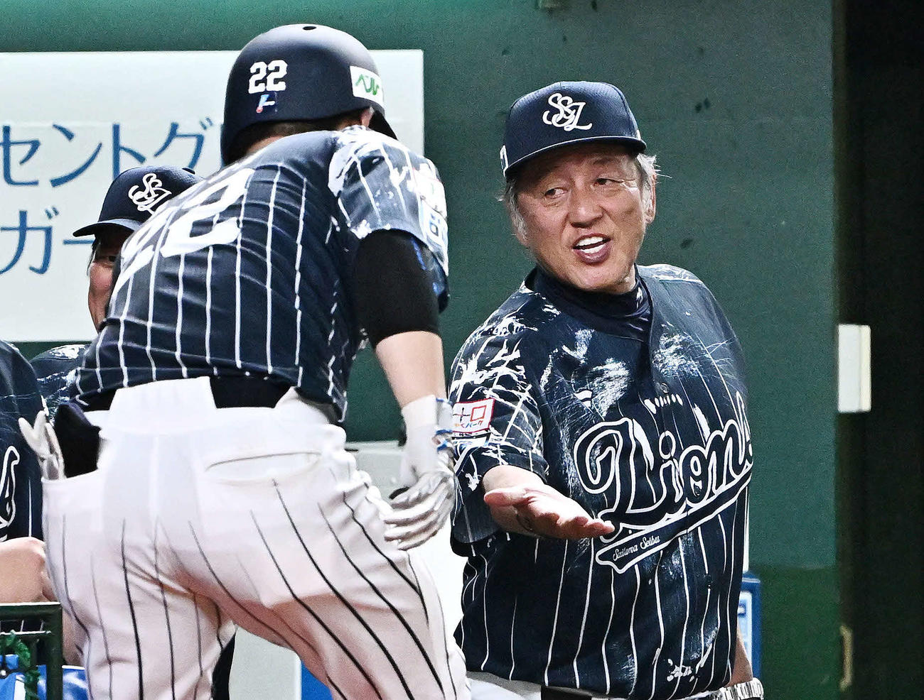 西武対ソフトバンク　3回裏西武無死、ソロ本塁打を放った古賀（手前）を迎える渡辺GM兼監督代行（撮影・滝沢徹郎）