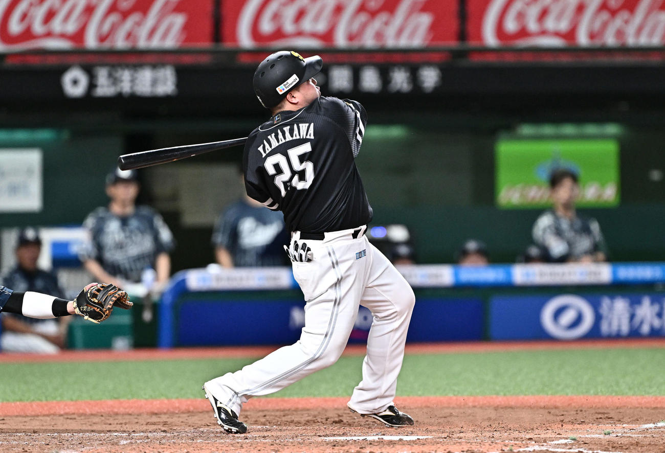 西武対ソフトバンク　5回表ソフトバンク1死二塁、山川は左越え2点本塁打を放つ（撮影・滝沢徹郎）