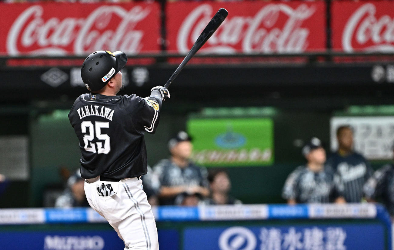 西武対ソフトバンク　7回表ソフトバンク1死三塁、山川はこの日3本目となる左越え2点本塁打を放つ（撮影・滝沢徹郎）