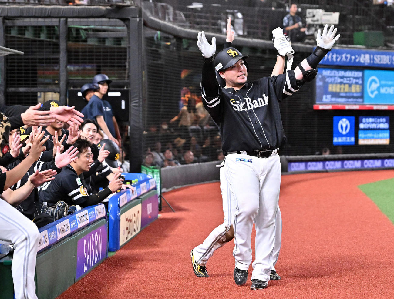 西武対ソフトバンク　7回表ソフトバンク1死三塁、この日3本目となる2点本塁打を放った山川（右手前）はポーズを決める（撮影・滝沢徹郎）