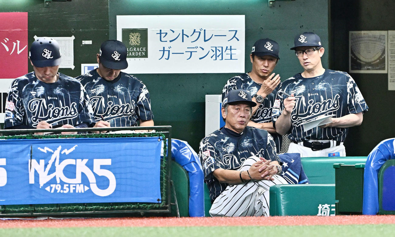 西武対ソフトバンク　ベンチで厳しい表情の西武渡辺GM兼監督代行（中央）（撮影・滝沢徹郎）