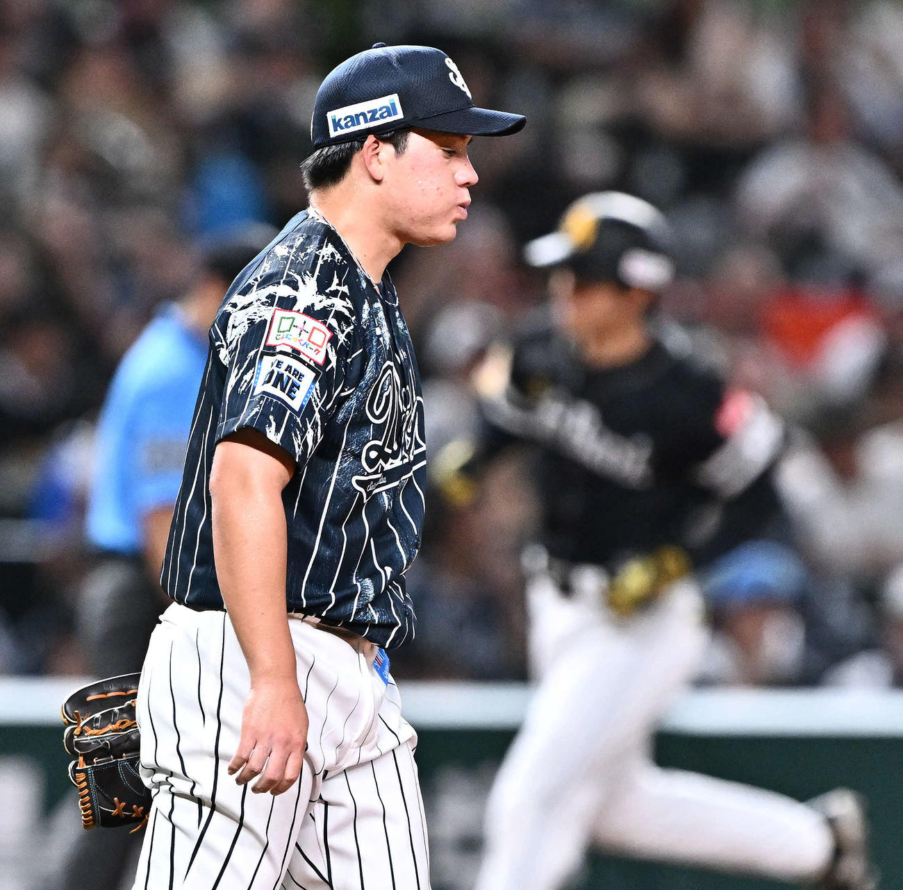 西武対ソフトバンク　3回表ソフトバンク無死一塁、柳町（後方）に2点本塁打を許す与座（撮影・滝沢徹郎）