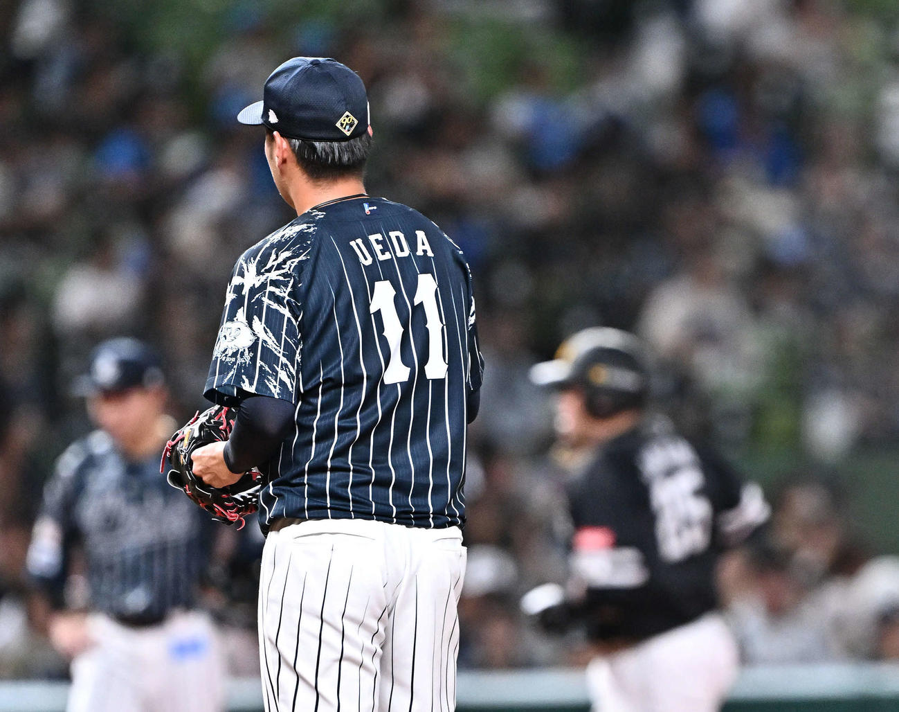 西武対ソフトバンク　5回表ソフトバンク1死二塁、山川（後方）に2点本塁打を許す上田（撮影・滝沢徹郎）
