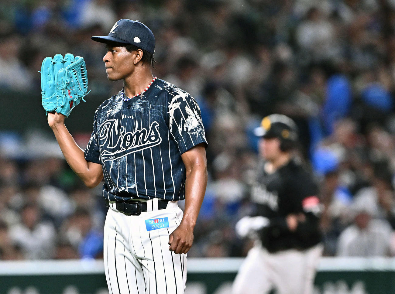 西武対ソフトバンク　7回表ソフトバンク1死三塁、山川（後方）に2点本塁打を許すヤン（撮影・滝沢徹郎）