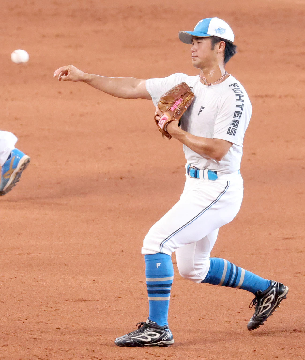日本ハム対ロッテ　試合前、守備練習をする日本ハム細川（撮影・佐藤翔太）
