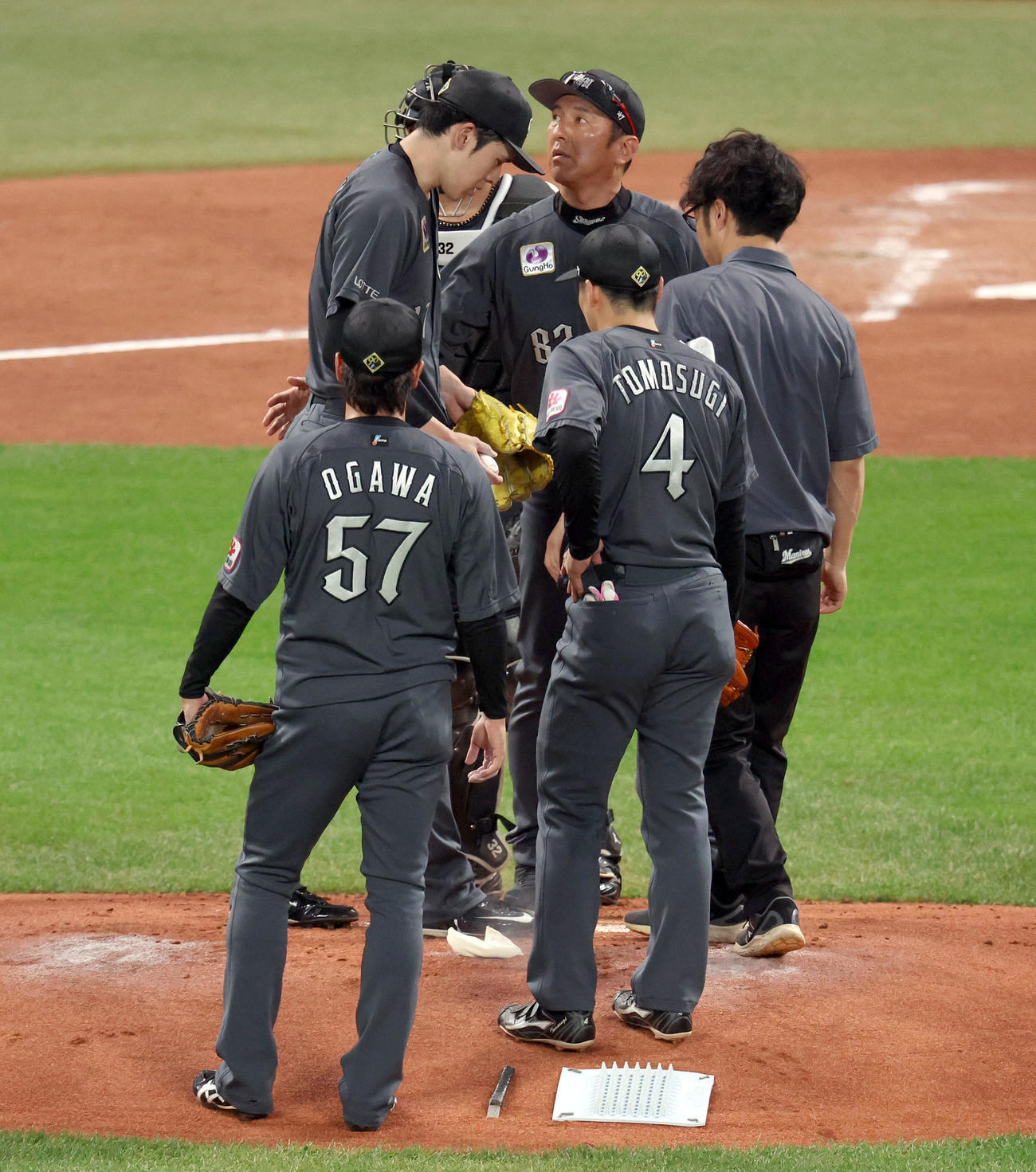 日本ハム対ロッテ　2回裏日本ハム1死、浅間の打球が足に当たりマウンドを降りる佐々木（中央）（撮影・佐藤翔太）