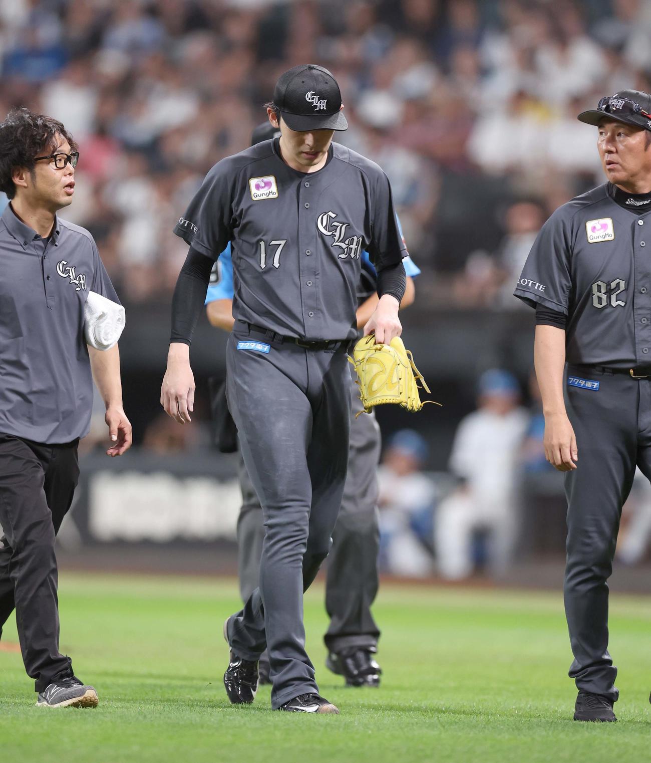 日本ハム対ロッテ　2回裏日本ハム1死、浅間の打球が足に当たり治療のため引き揚げる佐々木（撮影・黒川智章）