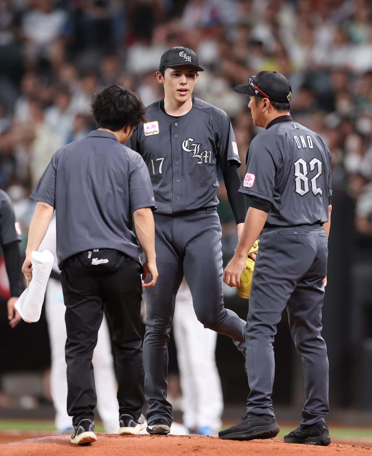 日本ハム対ロッテ　2回裏日本ハム1死、浅間の打球が足に当たる佐々木（撮影・黒川智章）