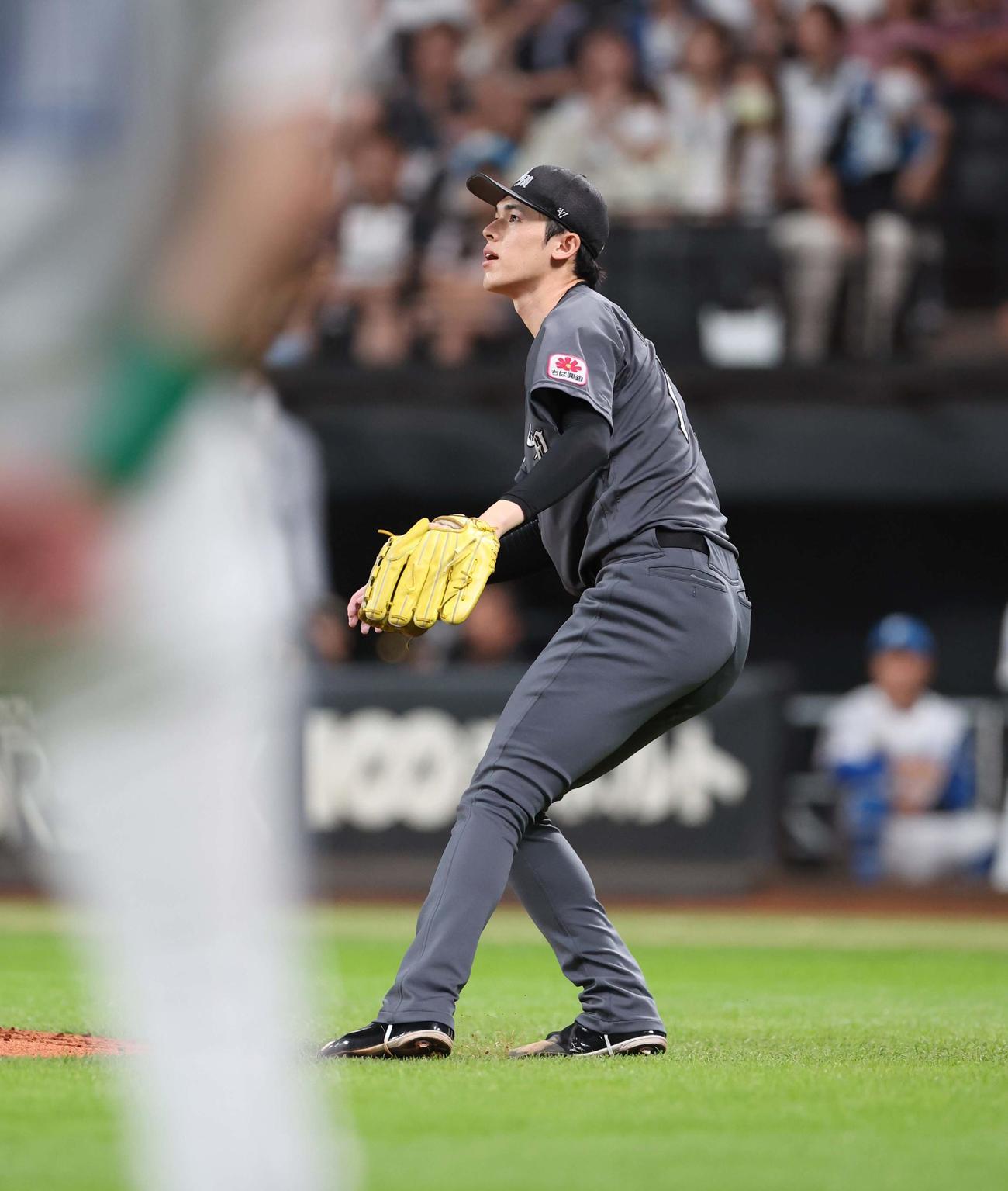 日本ハム対ロッテ　2回裏日本ハム1死、浅間の打球が足に当たる佐々木（撮影・黒川智章）