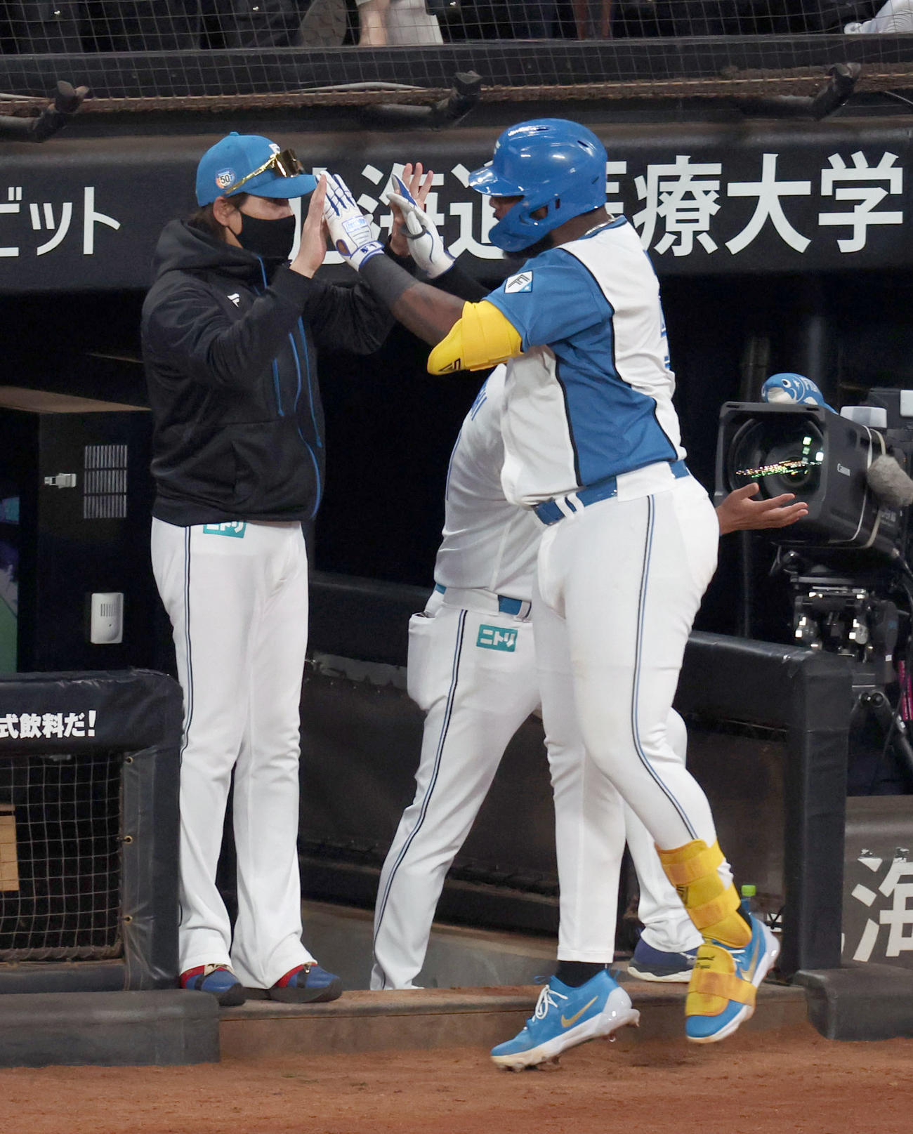 日本ハム対ロッテ　3回裏日本ハム2死一、二塁、新庄監督（左）は右越え3点本塁打を放ったレイエスをハイタッチで出迎える（撮影・佐藤翔太）