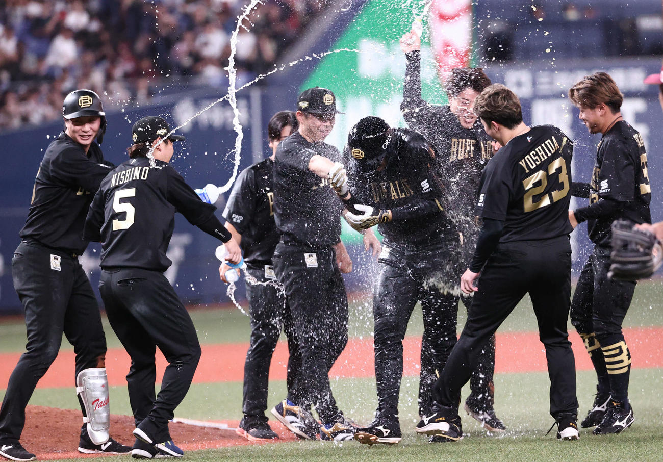 オリックス対楽天　9回裏オリックス無死満塁、紅林（中）はサヨナラ適時打を放ちナインの祝福を受ける（撮影・西尾就之）