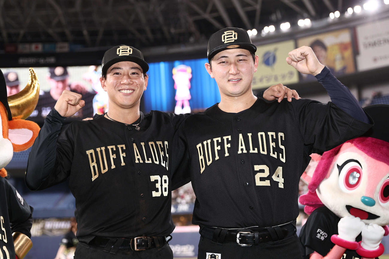 オリックス対楽天　サヨナラ適時打を放った紅林（右）と同点打の来田は笑顔でガッツポーズ（撮影・西尾就之）