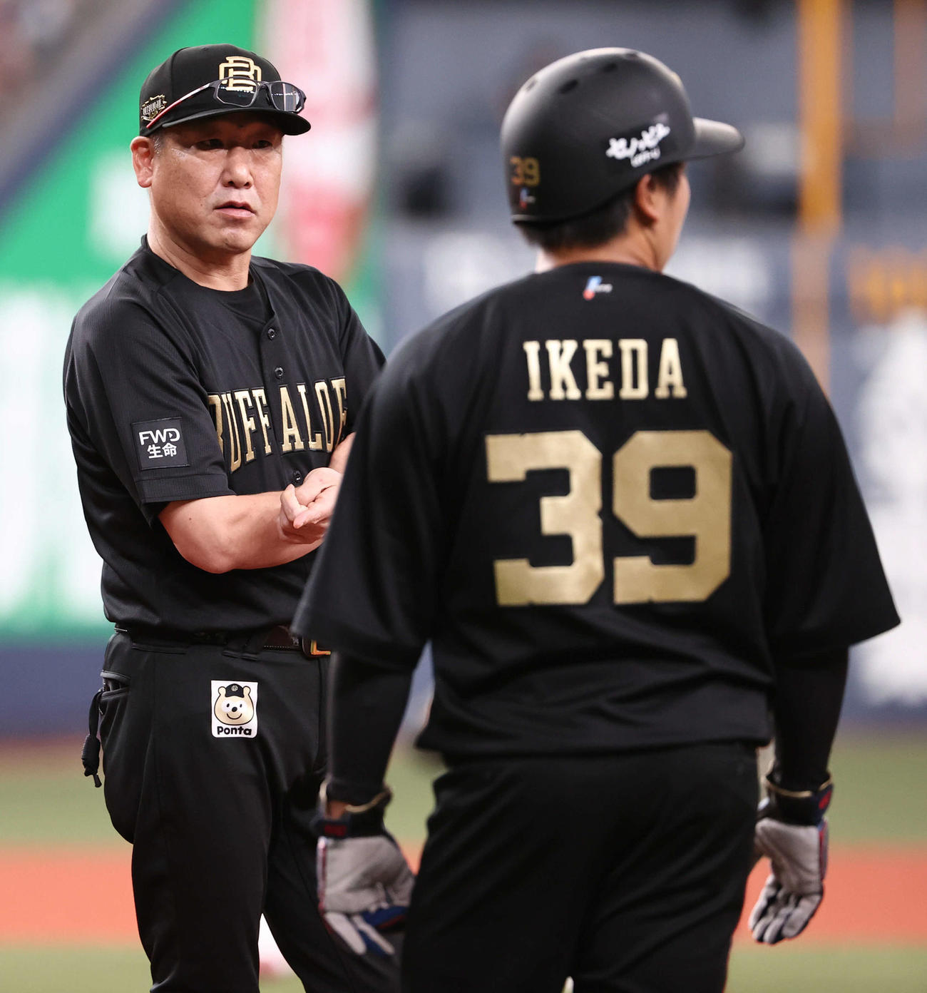 オリックス対楽天　6回裏オリックス1死一塁、森の打球に対するプレーで、中嶋監督は一塁走者の池田に事情聴取する（撮影・西尾就之）