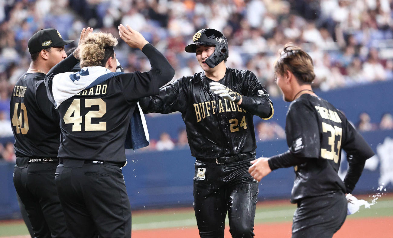 オリックス対楽天　9回裏オリックス無死満塁、紅林はサヨナラ適時打を放ちナインの祝福を受ける（撮影・西尾就之）